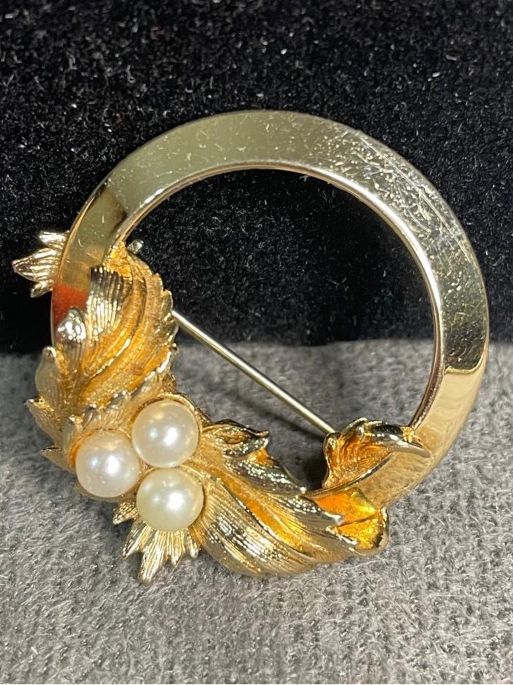 ✨2/$15✨ Gold-Tone Pearl Leaf Circle Brooch - Elegant Women’s Pin